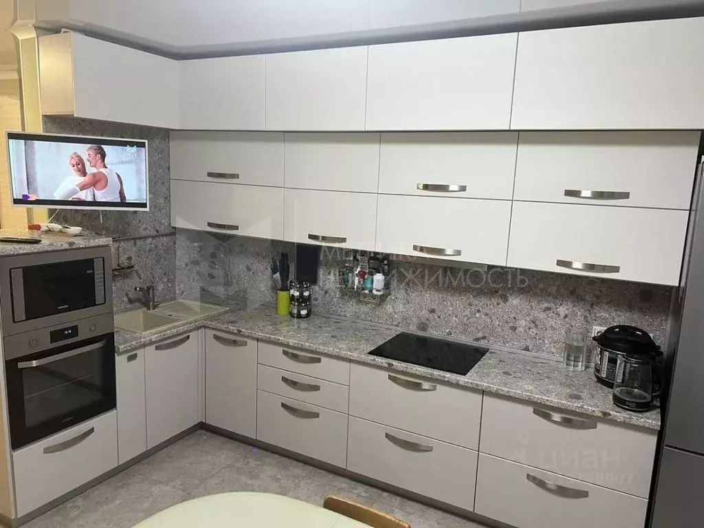 2-к кв. Тюменская область, Тюмень ул. Николая Семенова, 31 (75.0 м) - Фото 0