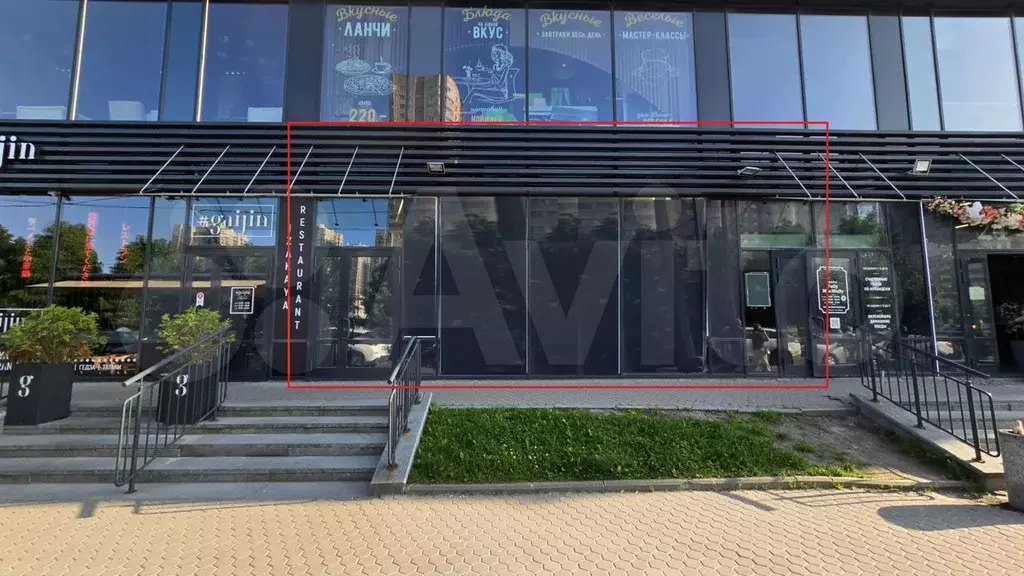 Помещение с витринами на Оптиков, 450 м - Фото 1