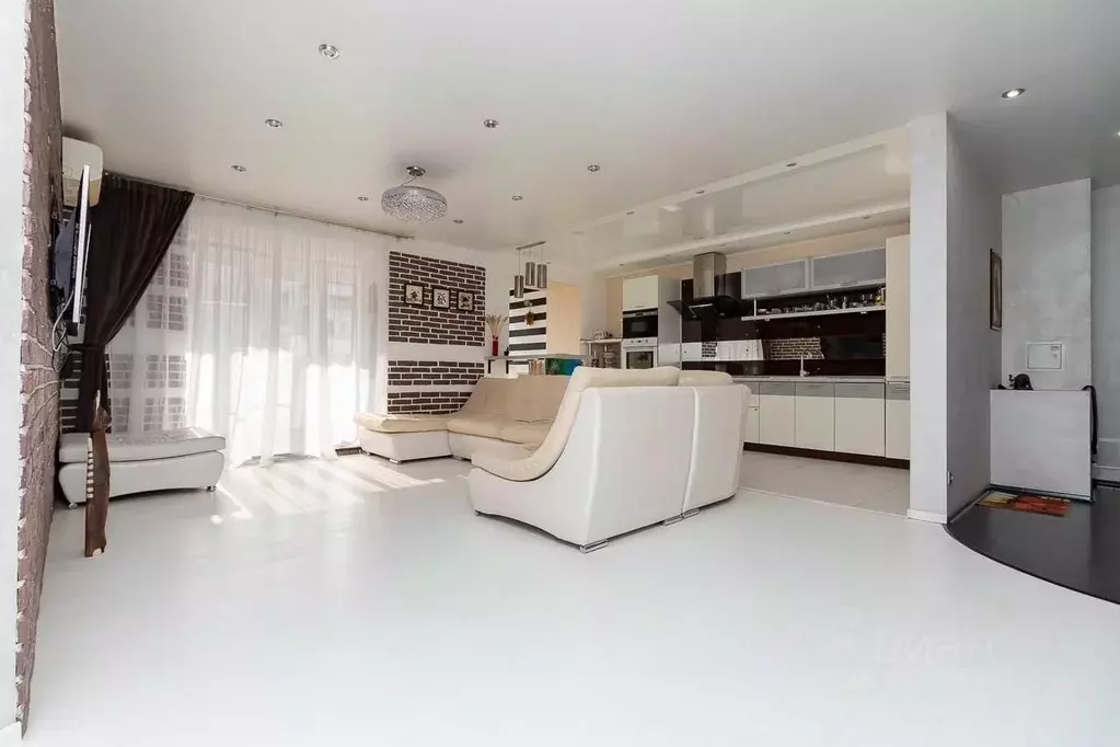 2-к кв. Омская область, Омск Учебная ул., 152 (67.0 м) - Фото 0