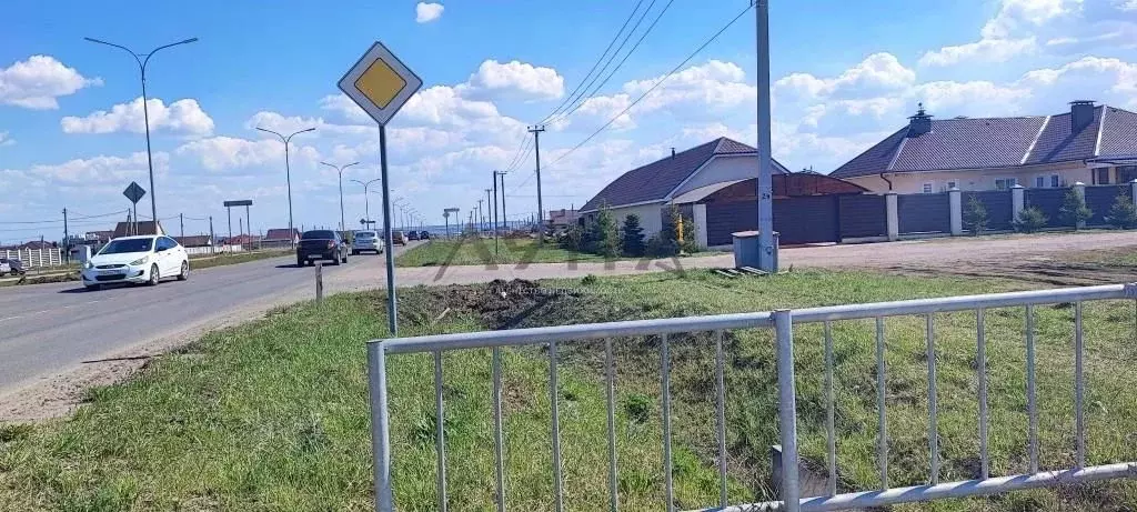 Участок в Татарстан, Тукаевский район, д. Азьмушкино, Подсолнухи мкр ... - Фото 1