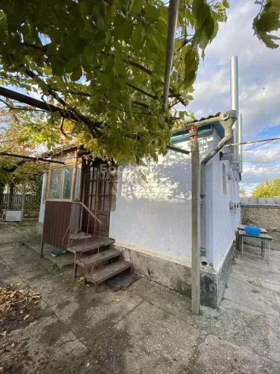 Дом в Крым, Кировский район, Первомайское с/пос, с. Садовое пер. ... - Фото 1