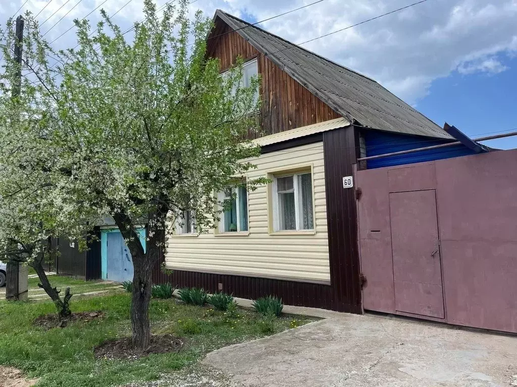 Дом в Саратовская область, Энгельс Новоузенская ул., 60 (94 м) - Фото 0