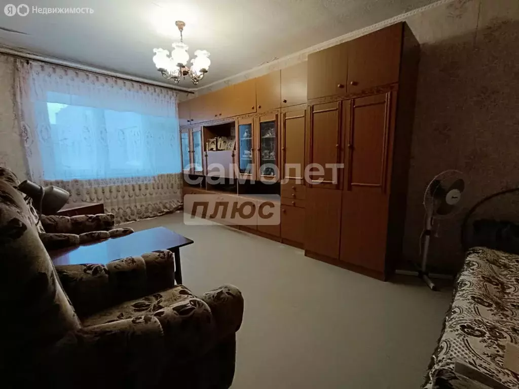 3-комнатная квартира: Новочебоксарск, улица 10-й Пятилетки, 4 (65.5 м) - Фото 0