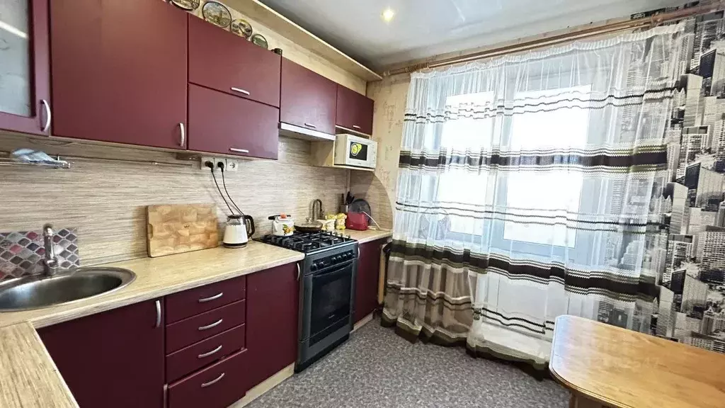 3-к кв. Псковская область, Печоры Индустриальная ул., 6 (66.9 м) - Фото 1