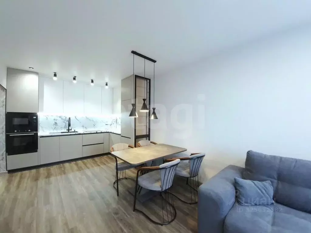 2-к кв. Тюменская область, Тюмень ул. Братьев Бондаревых, 1 (75.0 м) - Фото 1