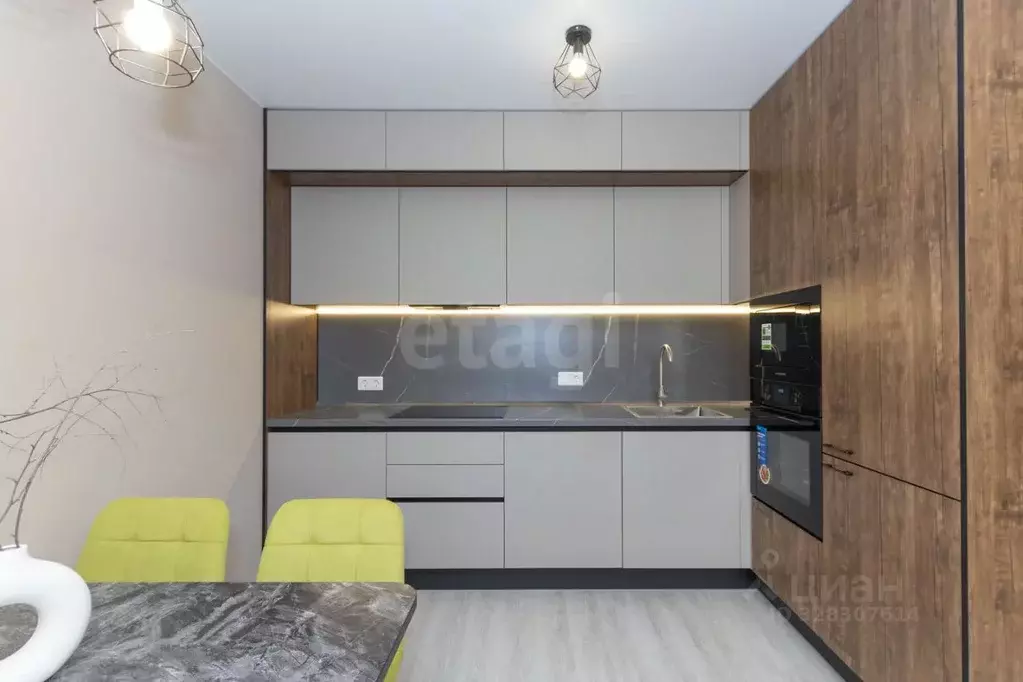 2-к кв. Тюменская область, Тюмень ул. Стройотрядовская, 16 (60.6 м) - Фото 1