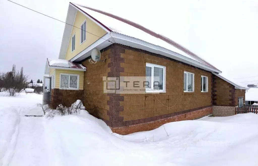 Дом в Башкортостан, Нуримановский район, Красногорский сельсовет, с. ... - Фото 1