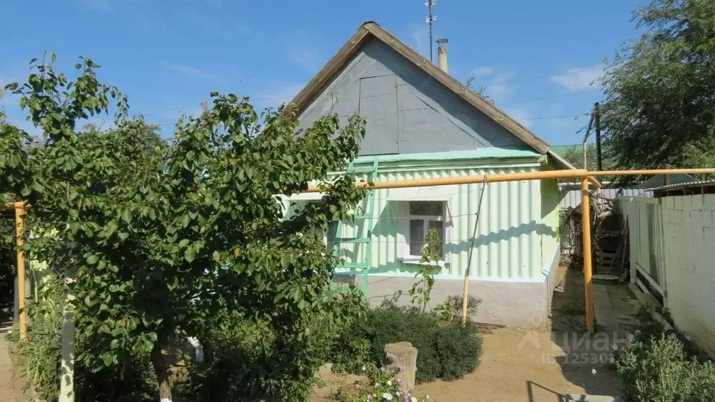 Дом в Астраханская область, с. Красный Яр ул. Спирякина, 9 (30 м) - Фото 1