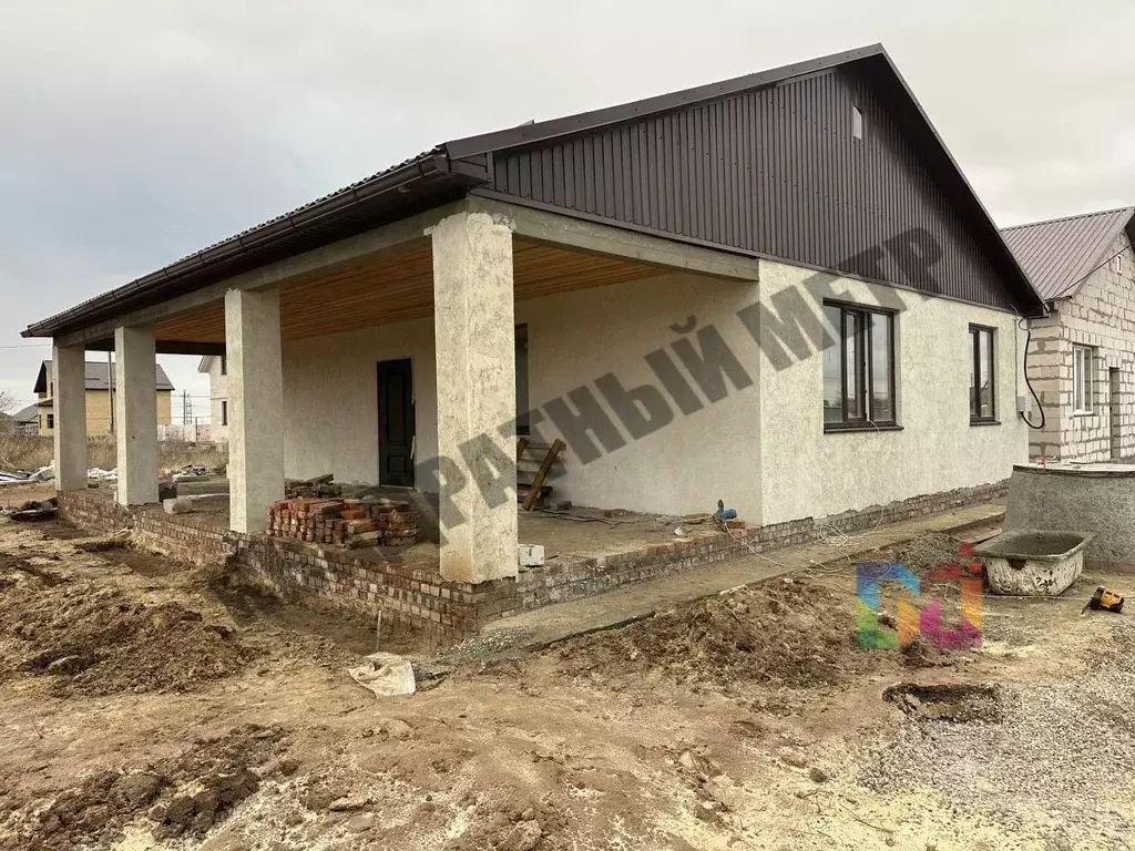 Дом в Калмыкия, Элиста ул. Павла Гирдикова, 6 (100 м) - Фото 1