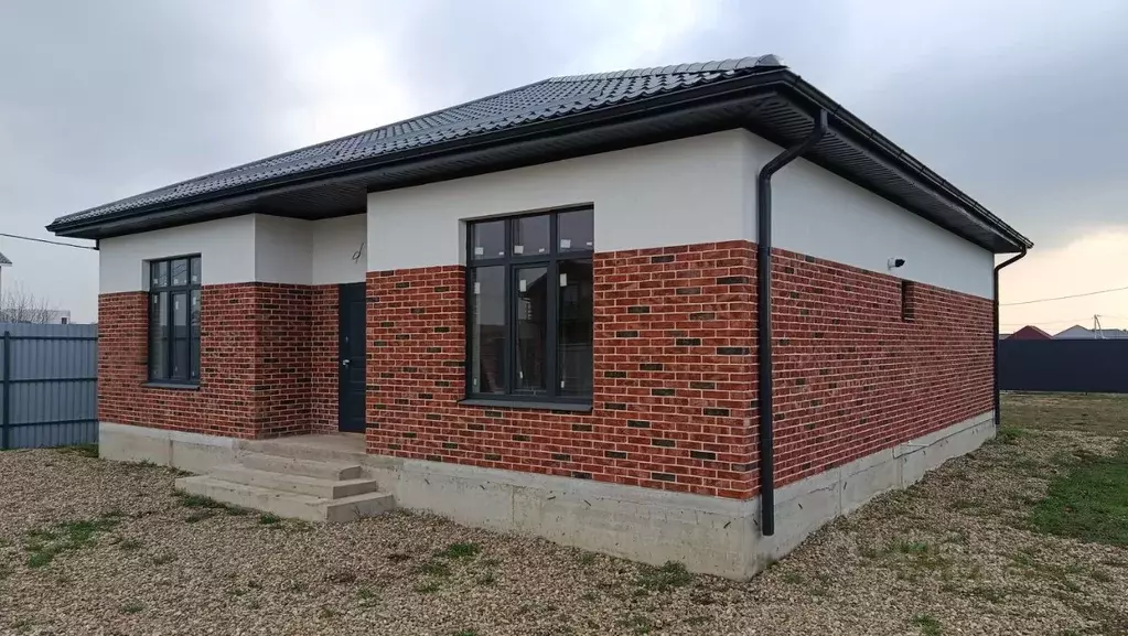 Дом в Адыгея, Тахтамукайский район, Старобжегокай аул Прямой пер. (140 ... - Фото 1