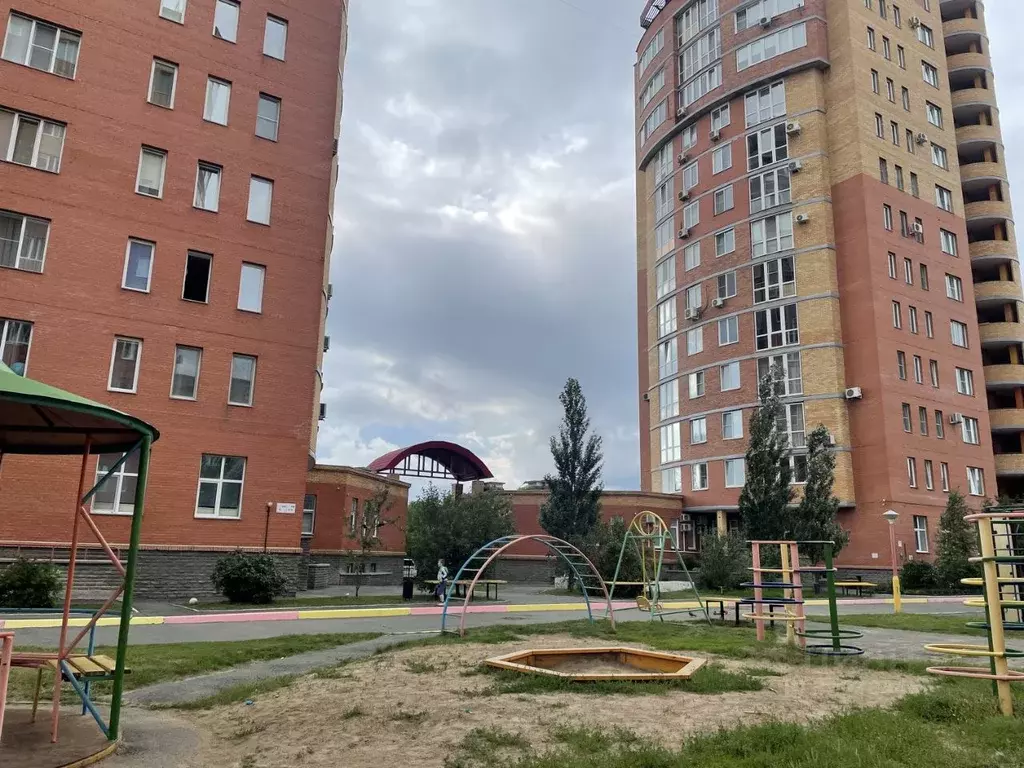 2-к кв. Омская область, Омск ул. Декабристов, 114 (98.9 м) - Фото 1