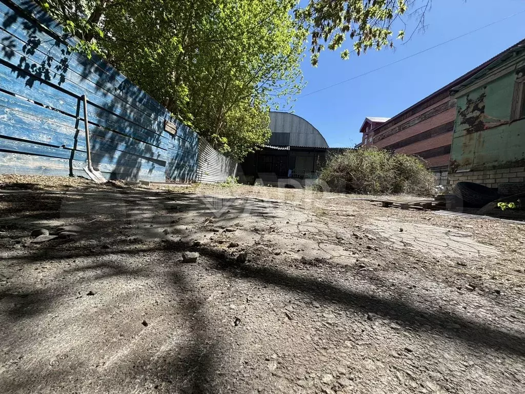 Склад с пандусом в центре городе и земельным участком, 400 м - Фото 0