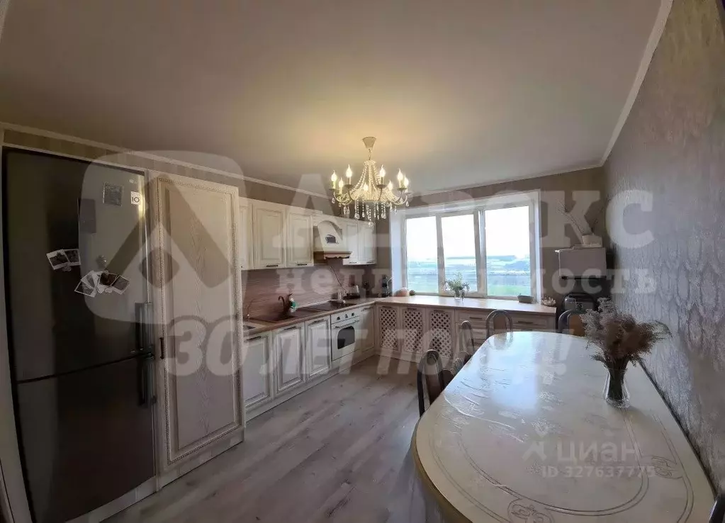 3-к кв. Тюменская область, Тюмень ул. 30 лет Победы, 148 (91.5 м) - Фото 1