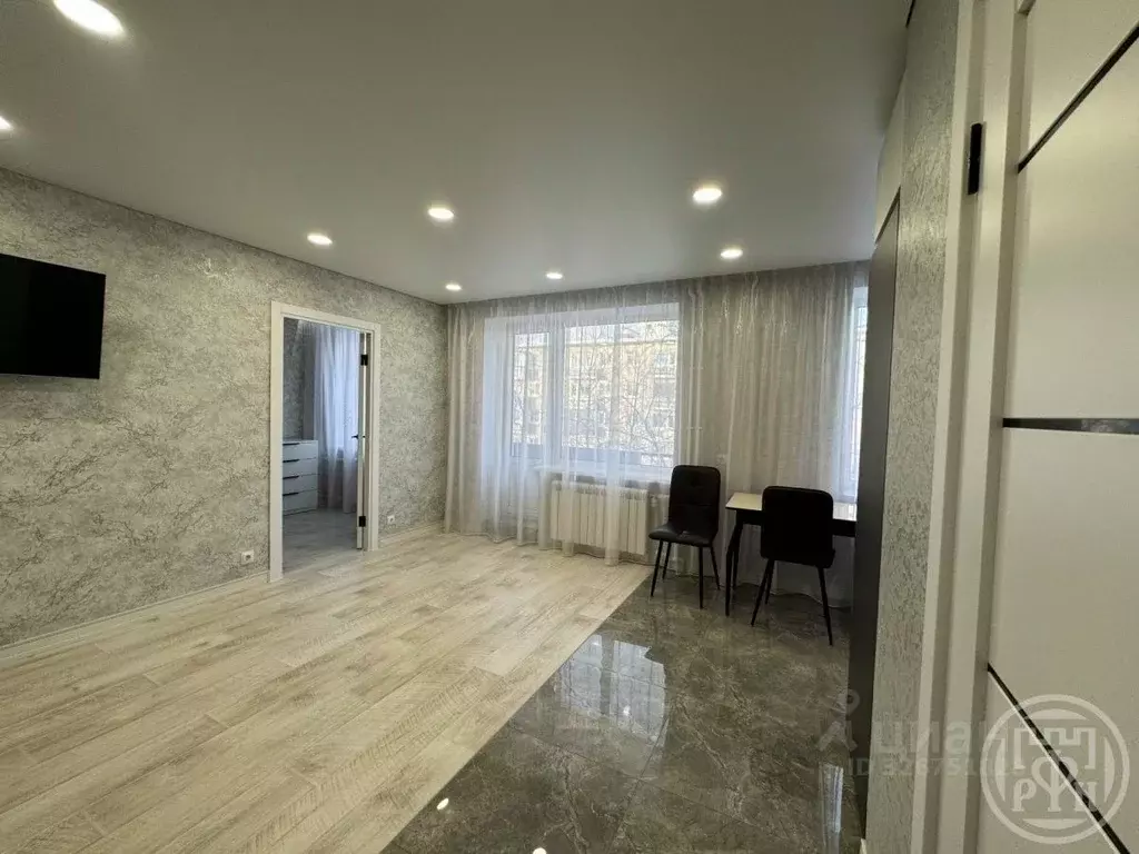 2-к кв. Ленинградская область, Луга просп. Урицкого, 58 (42.0 м) - Фото 1