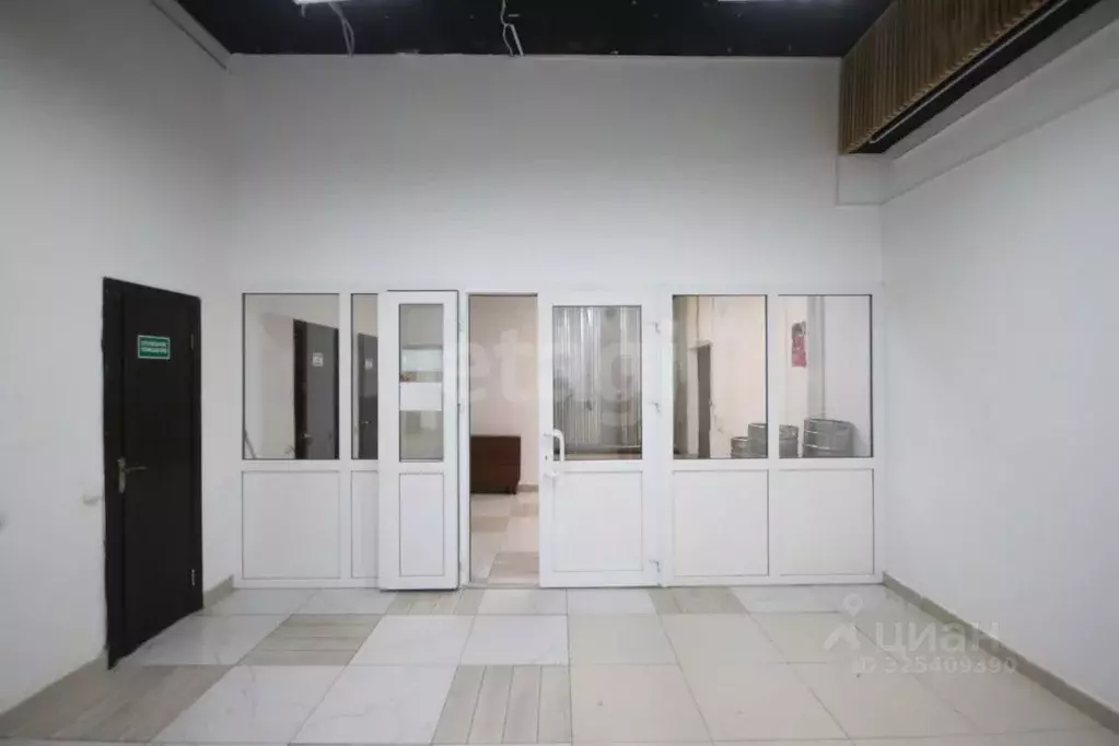 Торговая площадь в Ямало-Ненецкий АО, Новый Уренгой Строителей мкр, ... - Фото 1