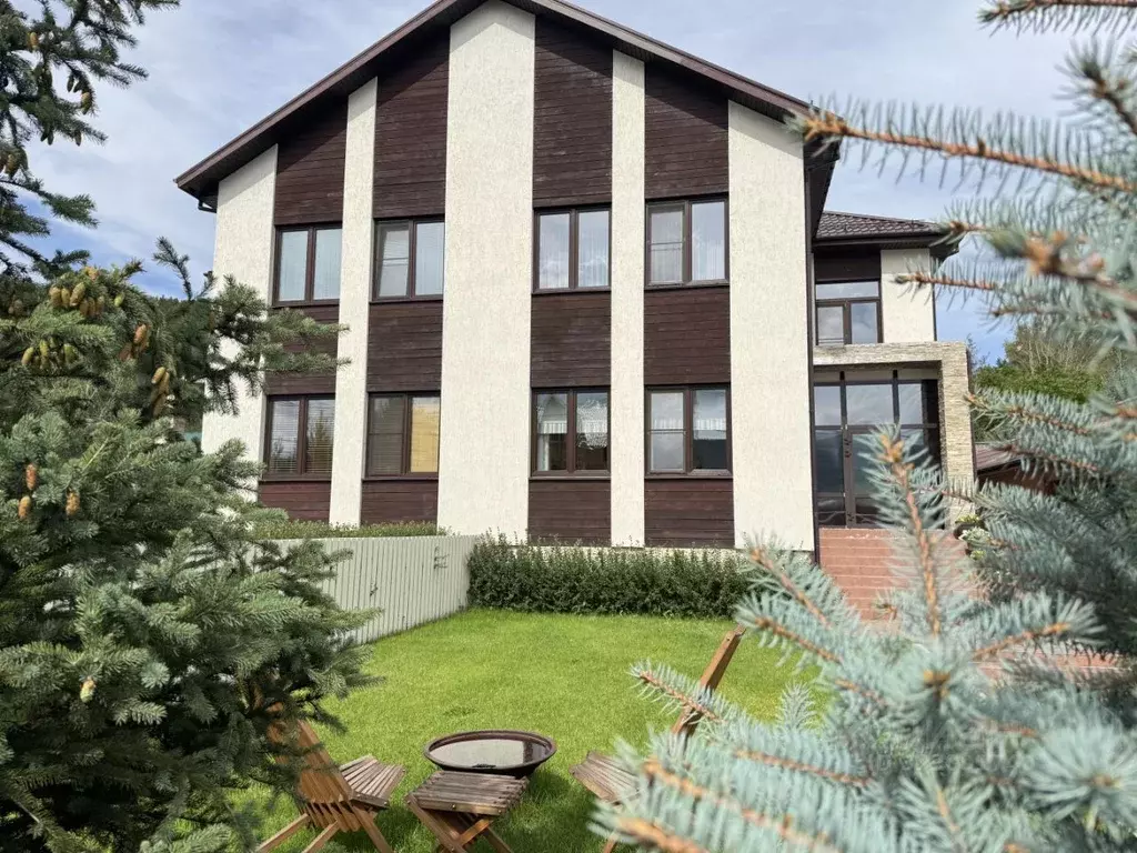 Дом в Красноярский край, Красноярск Счастливая ул., 176 (200 м) - Фото 1
