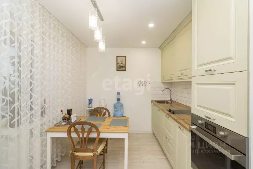 2-к кв. Тюменская область, Тюмень ул. Федюнинского, 56к1 (58.7 м) - Фото 1