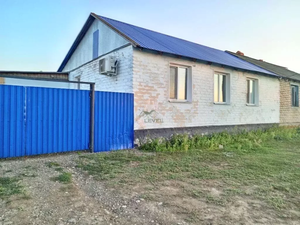 Дом в Саратовская область, Ровенский район, Первомайское муниципальное ... - Фото 1