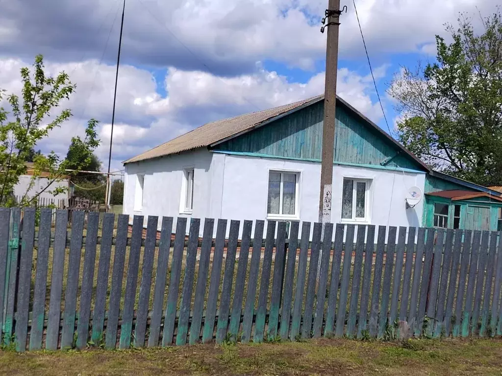 Дом в Саратовская область, Татищевский район, Октябрьское ... - Фото 1