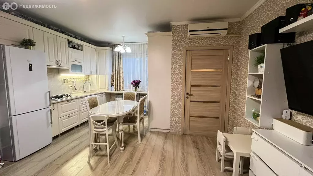 3-комнатная квартира: Батайск, улица Половинко, 280 (68 м) - Фото 0