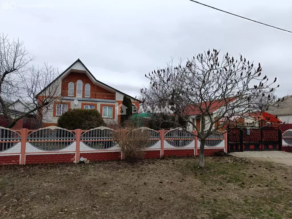 Дом в городское поселение посёлок Октябрьский, рабочий посёлок ... - Фото 0