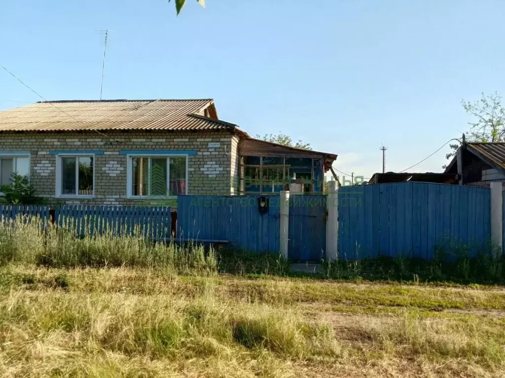 Дом в Саратовская область, Ровенский район, Первомайское муниципальное ... - Фото 1