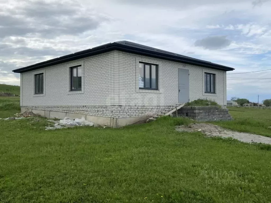 Дом в Карачаево-Черкесия, Прикубанский район, Дружбинское ... - Фото 0