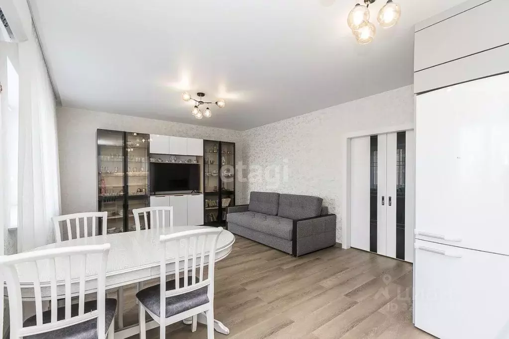 2-к кв. Тюменская область, Тюмень ул. Мельникайте, 32к1 (80.8 м) - Фото 1