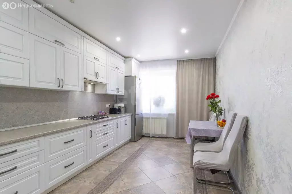 3-комнатная квартира: Омск, посёлок Амурский, улица Багратиона, 21к1 ... - Фото 1