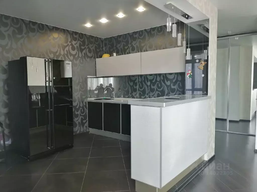 2-к кв. Омская область, Омск просп. Комарова, 15к1 (69.5 м) - Фото 0