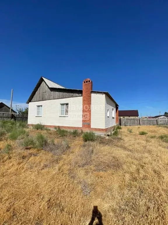 Дом в Астраханская область, Наримановский район, с. Волжское ул. ... - Фото 1