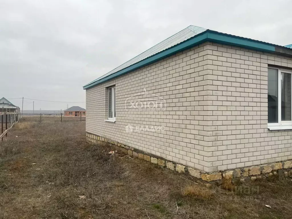 Дом в Калмыкия, Целинный район, с. Троицкое ул. Имени Э.У. Бакланова ... - Фото 1
