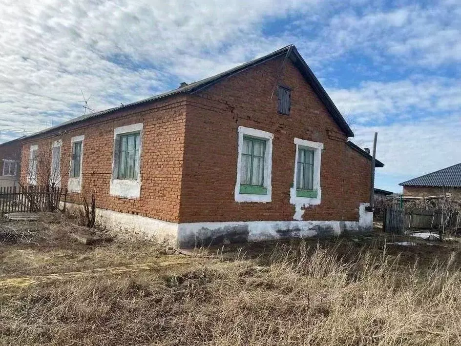 Дом в Оренбургская область, Бузулукский район, Красногвардейский ... - Фото 0