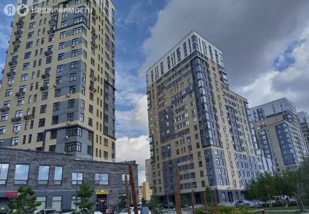 3-комнатная квартира: Тюмень, улица Ю.-Р.Г. Эрвье, 38 (74 м) - Фото 1
