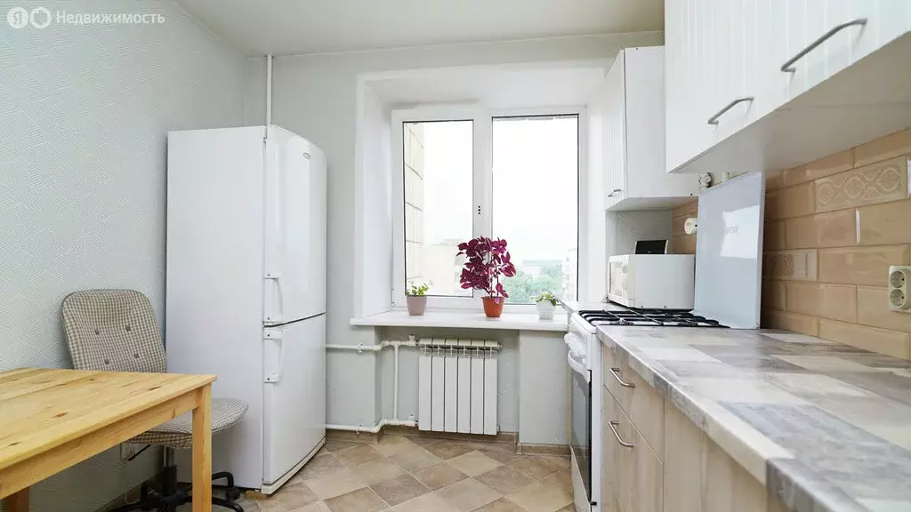 3-комнатная квартира: Казань, улица Максимова, 1 (64 м) - Фото 1