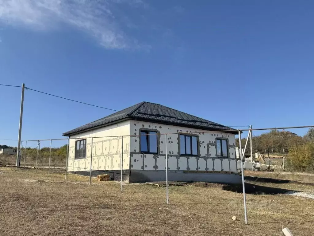 Дом в Крым, Симферопольский район, Добровское с/пос, с. Пионерское ул. ... - Фото 2