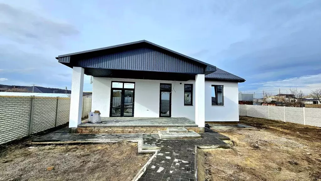 Дом в Крым, Симферопольский район, Добровское с/пос, с. Пионерское ул. ... - Фото 1