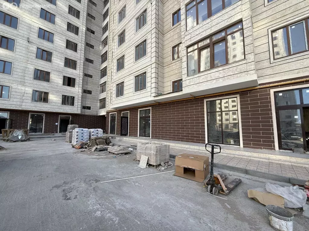 2-комнатная квартира: Махачкала, улица Азизова, 32 (94 м) - Фото 0