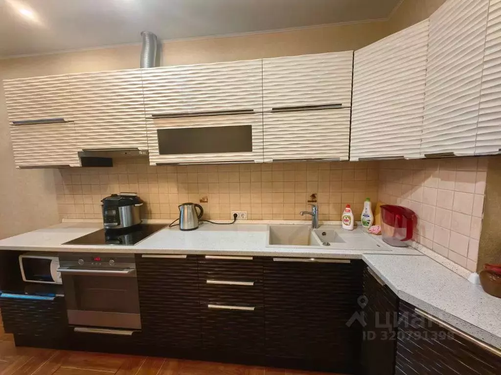 2-к кв. Омская область, Омск ул. 70 лет Октября, 13/3 (80.0 м) - Фото 2