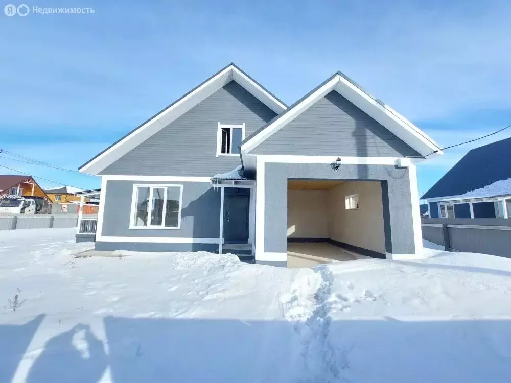 Дом в село Хомутово, улица Ивана Татаринова (240 м) - Фото 1