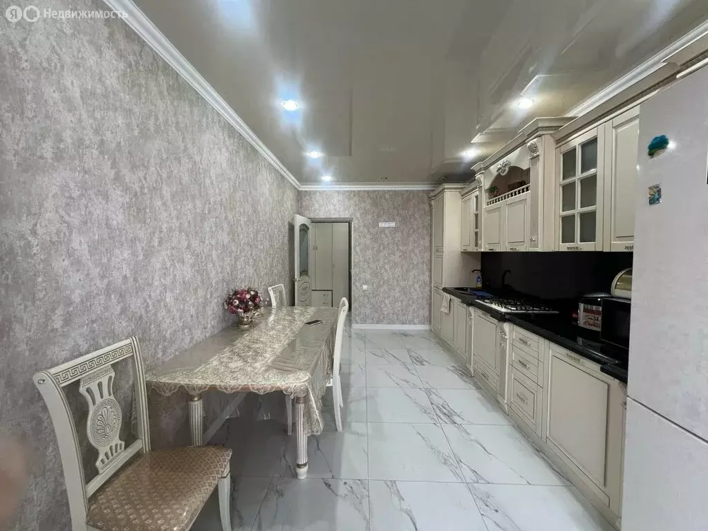2-комнатная квартира: Владикавказ, улица Курсантов-Кировцев, 29 (65 м) - Фото 0