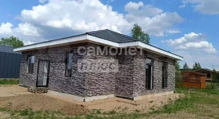 Дом в Калужская область, Совхоз Боровский с/пос, д. Комлево ул. ... - Фото 1