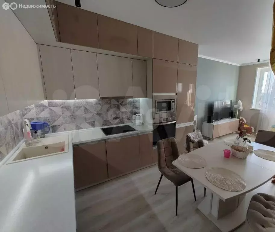 2-комнатная квартира: Тюмень, улица Бакинских Комиссаров, 1 (57.1 м) - Фото 2