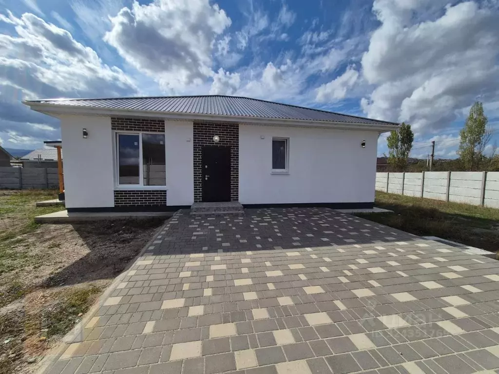 Дом в Крым, Симферопольский район, Добровское с/пос, с. Заречное ул. ... - Фото 1