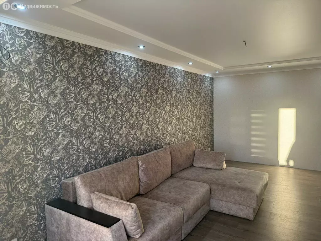 2-комнатная квартира: Владикавказ, улица Шамиля Джикаева, 4А (100 м) - Фото 1