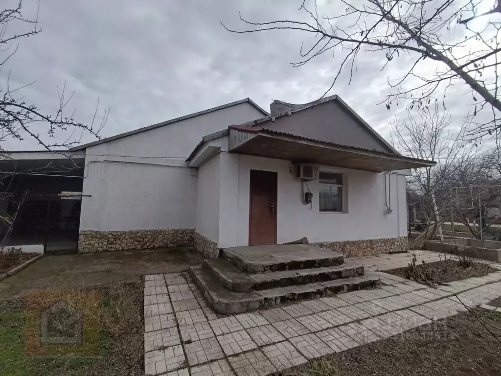 Дом в Крым, Черноморский район, Медведевское с/пос, с. Медведево ул. ... - Фото 0