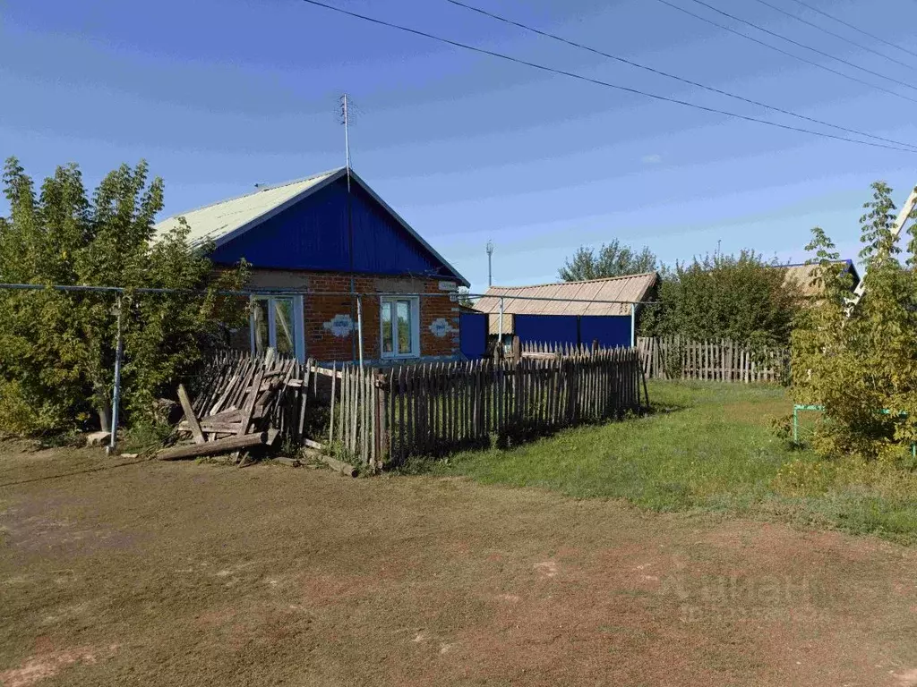 Дом в Саратовская область, Краснопартизанский район, Рукопольское ... - Фото 1