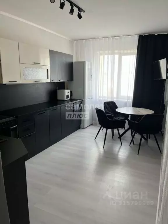 3-к кв. Саратовская область, Саратов ул. Романтиков, 44 (80.0 м) - Фото 0