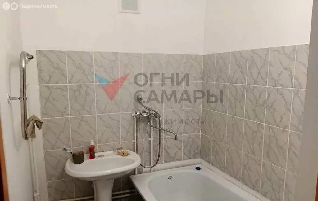 3-комнатная квартира: посёлок городского типа Безенчук, улица ... - Фото 1