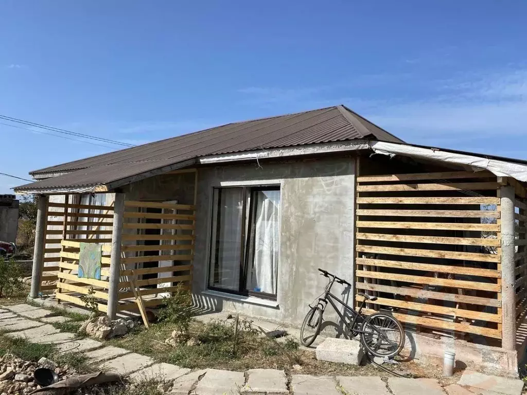 Дом в Крым, Черноморский район, с. Новосельское ул. Ленина (100 м) - Фото 1